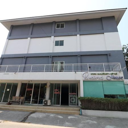 Oyo 75389 Pandora House Hotel Патая Екстериор снимка