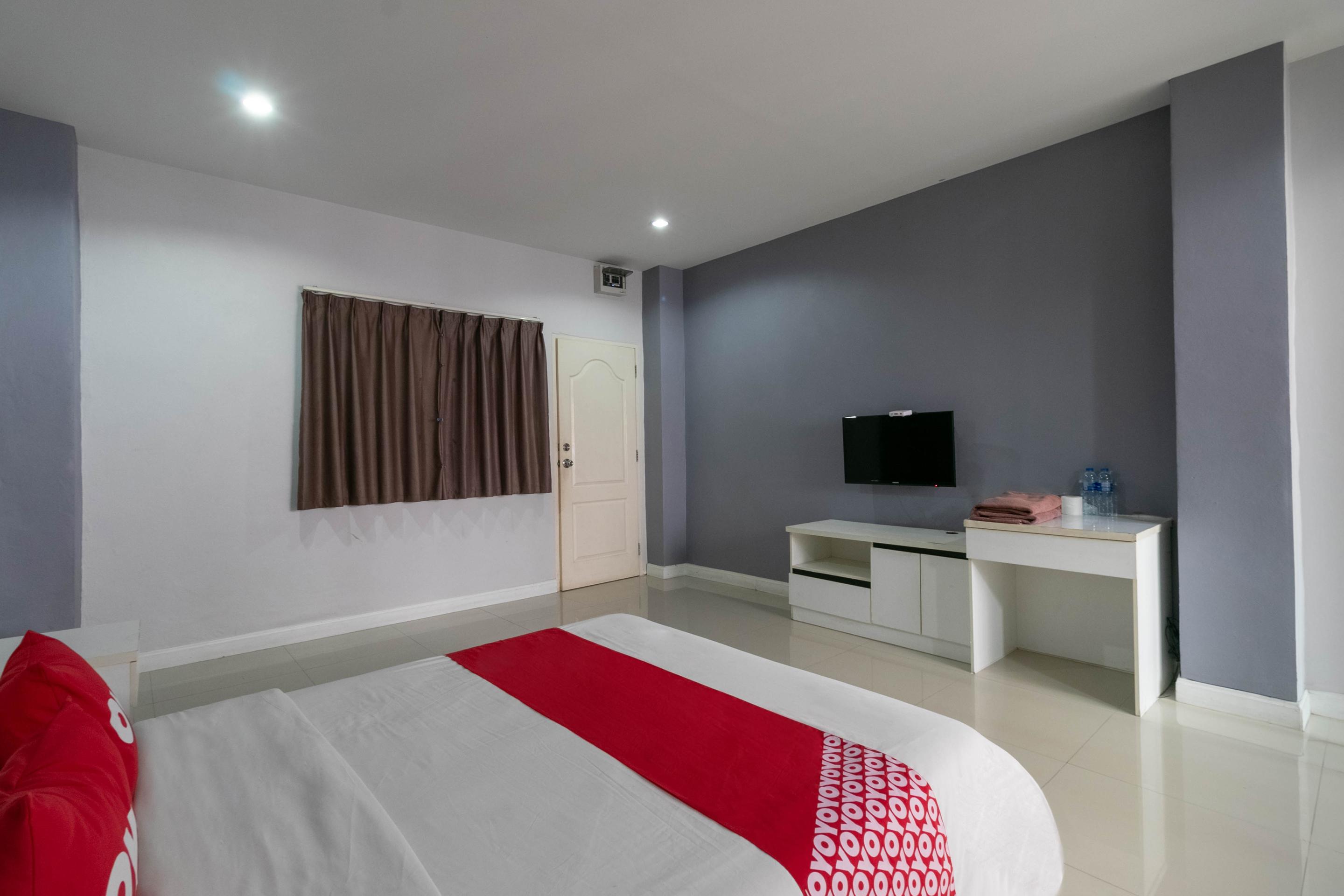 Oyo 75389 Pandora House Hotel Патая Екстериор снимка
