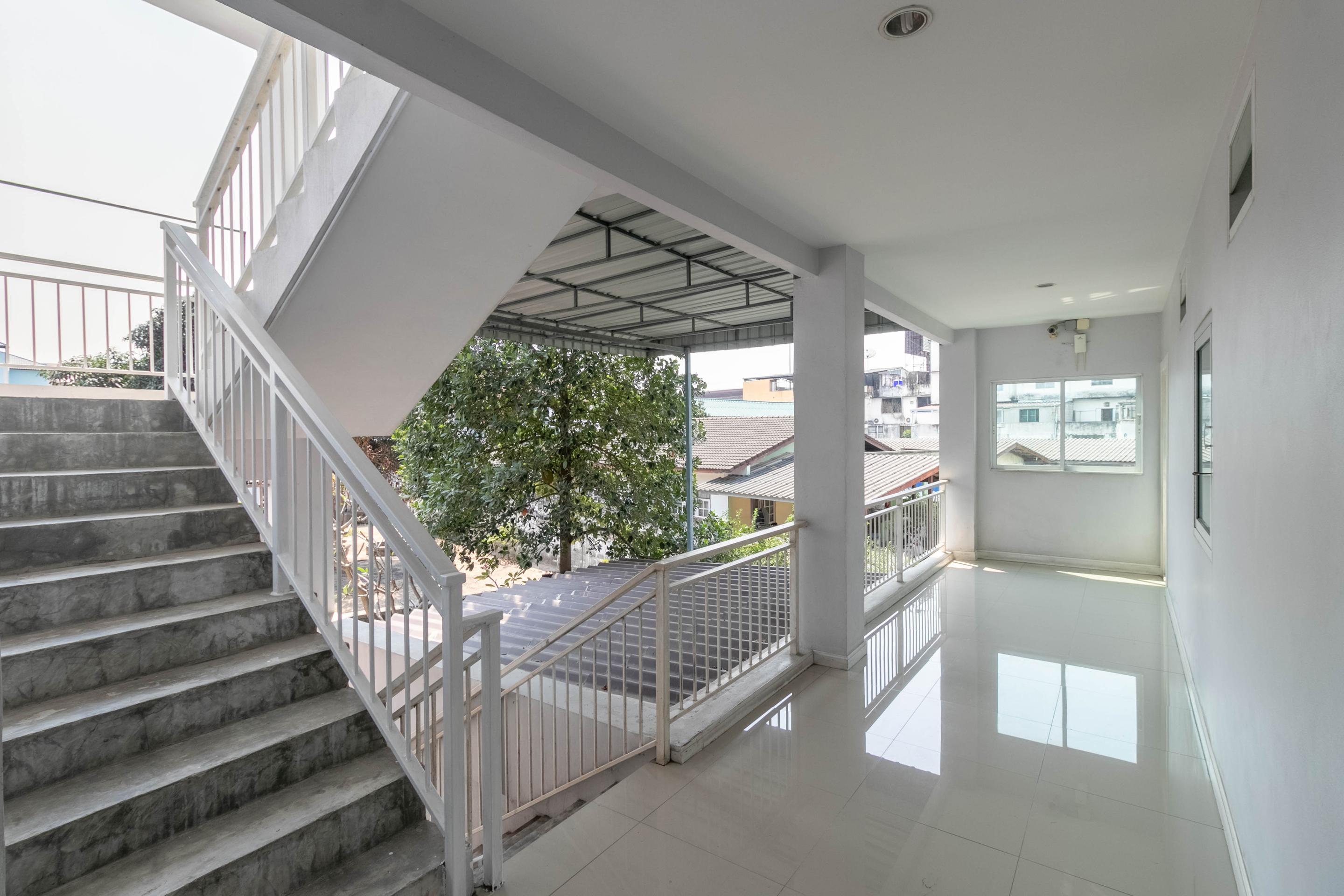 Oyo 75389 Pandora House Hotel Патая Екстериор снимка
