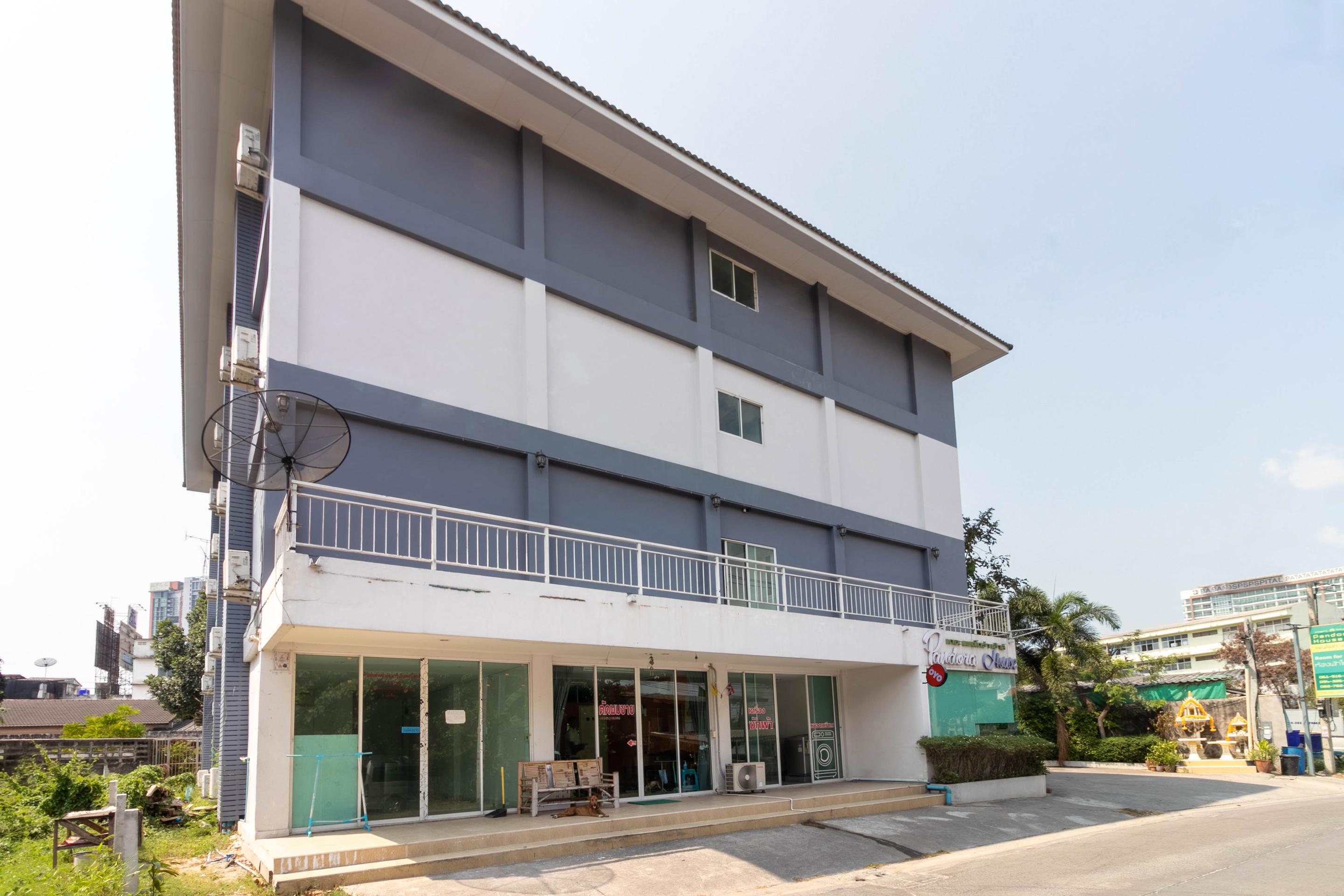 Oyo 75389 Pandora House Hotel Патая Екстериор снимка